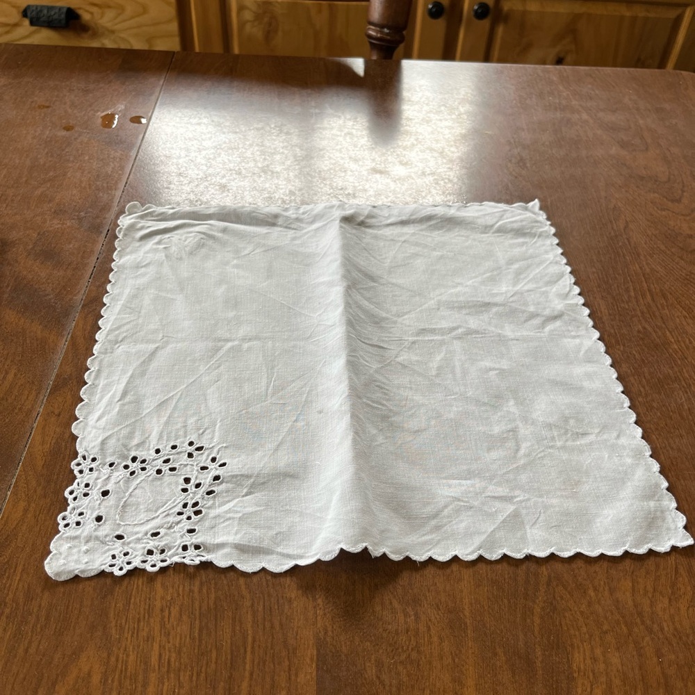 Vintage America White Lace Kitchen Linen